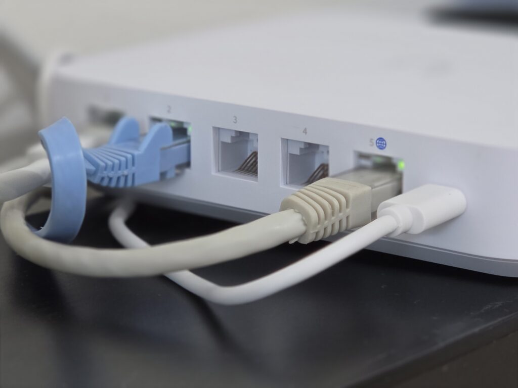 UCG-Ultra 후면 포트. 4개의 LAN, 1개의 WAN, 1개의 USB C 타입 전원부로 구성되어 있다.